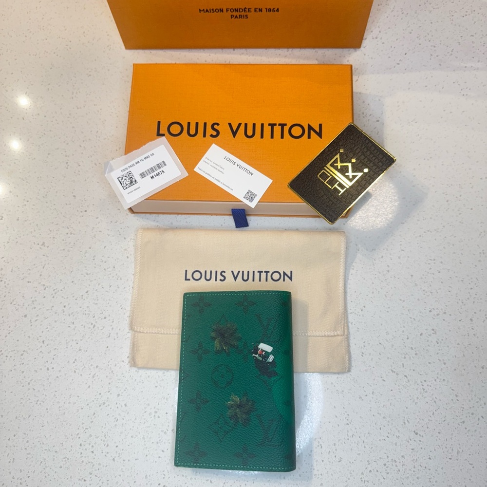 LOUIS VUITTON GOLF PASSPORT COVER - Picture 3 of 9